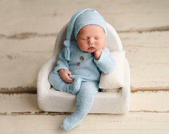 Newborn Posing Pillow, Newborn Photography Outfit, Baby Kostüm, Baby Fotografie, Baby Boy Photography, Newborn Posing, Foto Baby, Childrens Photography, Newborn Props