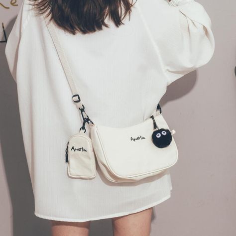 Korean Sling Bag Aesthetic, Tas Kanvas Aesthetic, Sling Bags Aesthetic, Aesthetic Crossbody Bag, Sling Bag Outfit Korean, Cute Sling Bags Women Fashion, Korean Sling Bags Women, Canvas Sling Bag Woman, Cute Sling Bags