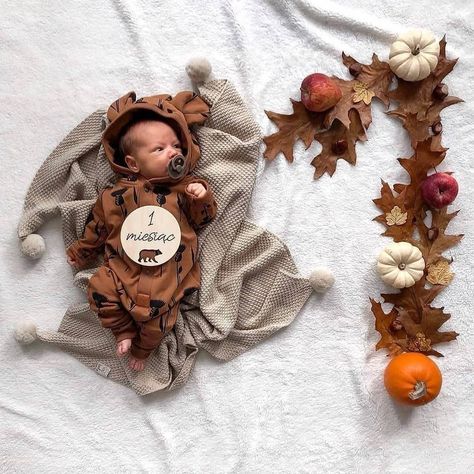 Monthly Baby Photography, Halloween Baby Pictures, Monthly Ideas, Fall Baby Pictures, Maluchy Montessori, Foto Kids, Baby Milestones Pictures, One Month Baby, Monthly Baby Pictures