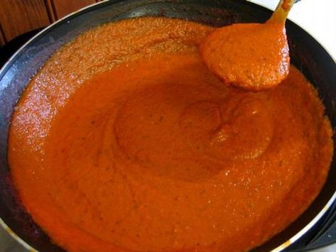 sauce pizza délicieuse : Recette de sauce pizza délicieuse - Marmiton Red Pizza Sauce, Italian Pizza Recipe, Pizza Logo, Pizza Sauce Recipe, Marinade Sauce, Easy Pizza, Good Pizza, Pizza Sauce, Beignets