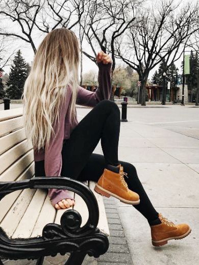 Pinterest:Selena Andrez you're lovely♡ Timberland Outfit, Women Leggings Outfits, Timberland Outfits, Cute Outfits With Leggings, Mode Shoes, Pastel Outfit, Mode Jeans, Woman Sitting, Timberlands