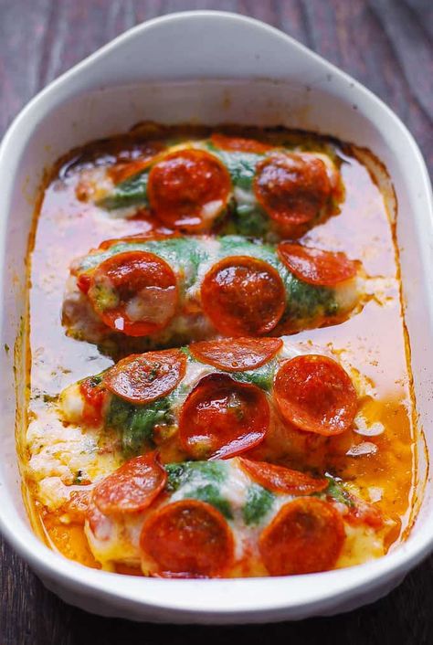 Mozzarella Dinner, Pepperoni Chicken, Pepperoni Recipes, Sauce Pesto, Mozzarella Chicken, Chicken Bake, Tomato Mozzarella, Food Stamps, Recipe Chicken