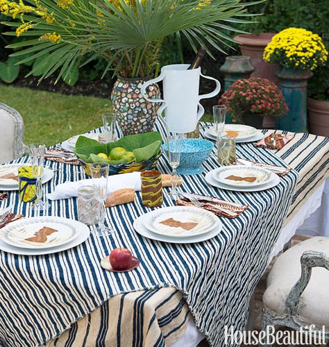 Ann Koerner brings a love for collecting and layering textiles. Blue And White Tablescapes, Blue And White Table Setting, Summer Tablescapes, Outdoor Table Settings, White Table Cloth, Al Fresco Dining, Summer Parties, Dining Decor, Outdoor Entertaining