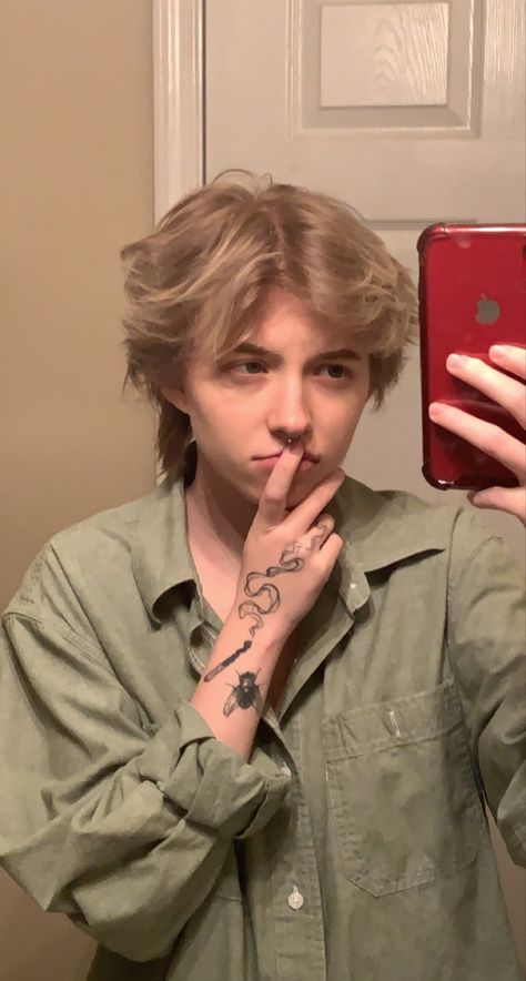 Short Fluffy Hair Masculine, Blonde Tomboy Hair, Short Hairstyles Gender Neutral, Trans Masc Haircut Straight Hair Short, Fem Boy Haircut, Short Haircuts Gender Neutral, Trans Haircut Ftm Straight Hair, Short Fluffy Trans Masc Hair, Shaggy Masc Hair