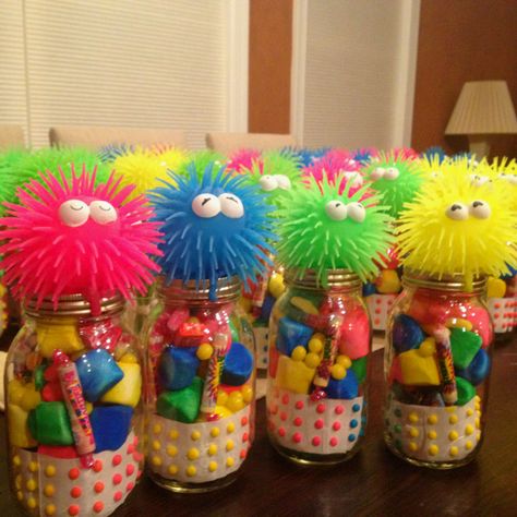 Birthday party favors! Neon marshmallows, buttons, old school candy with toys on the top of Mason jars! Monster Birthday Parties, Candyland Birthday, Candyland Party, Monster Birthday, Glow Party, Neon Party, Monster Party, Diy Candy, Candy Party