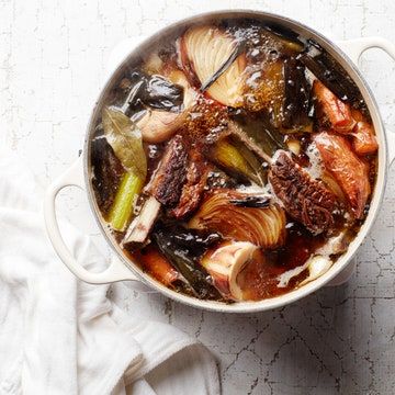 Beef Bone Broth Recipe, Bone Broth Recipe, Beef Bone Broth, Beef Bones, Broth Recipes, Healthy Detox, Diet Vegetarian, Idee Pasto Sano, Bone Broth