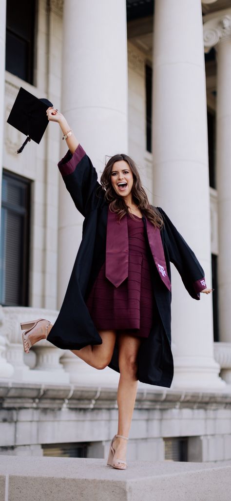 Graduation Photo Pose Ideas, Formal Graduation Pictures, Woman Graduation Pictures, Graduation Library Photoshoot, Photoshoot Graduation Ideas, Tamu Graduation Pictures, Library Graduation Pictures, College Grad Pictures, High School Graduation Pictures