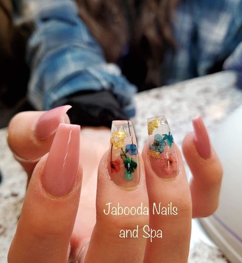 Incapcilated Flower Nails, Dried Flower Nail Designs, Dried Flowers Nails Design, Clear Nails With Flowers, Dried Flower Nails Acrylics, Nails With Dried Flowers, Dried Flowers Nails, Encapsulated Nails Flowers, Dried Flower Nails