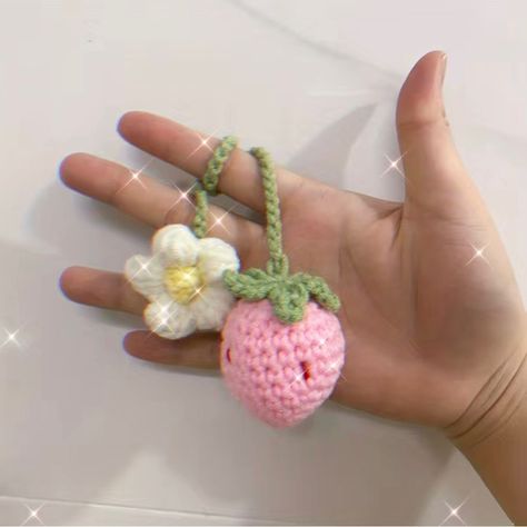 Adorable Crochet Strawberry Charm Makes The Perfect Gift! Strawberry Knit, Skirt Pattern Free, Woolen Flower, Daisy Bags, Crochet Skirt Pattern, Keychain Crochet, Strawberry Charm, Crochet Strawberry, Valentines Crochet