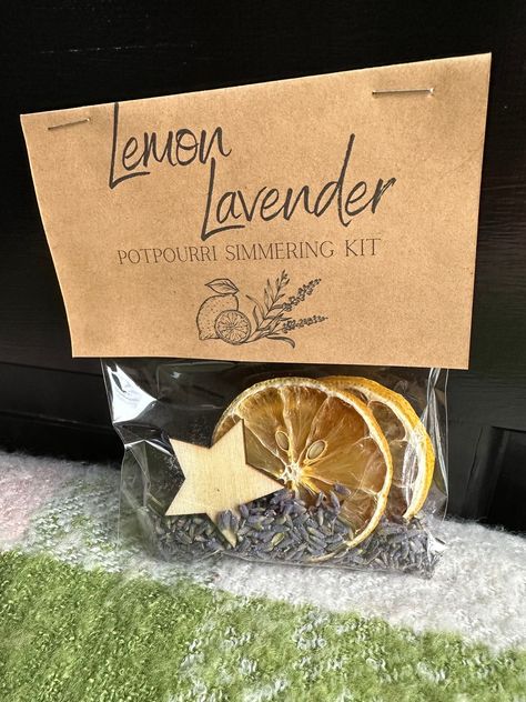 Lemon Lavender Simmer Kit These simmer kits contain dried lemon slices, dried lavender flowers, and a vanilla scented wood chip. Add the contents of the simmer kit to 4 cups of water on your stove, bring to a simmer and enjoy the clean refreshing smell of florals and citrus. Do not leave pot unattended. Add water as needed. These simmer kits are the perfect small gift for friends, family, employees and teachers.' Citrus is hand sliced and dehydrated in house. Poupori Decoration, Fall Small Business Ideas, Lavender Gifts Diy, Lavender Simmer Pot, Vanilla Simmer Pot, Handmade Items That Sell Well, Pot Pourri Display, Simmer Kits, Simmer Kit