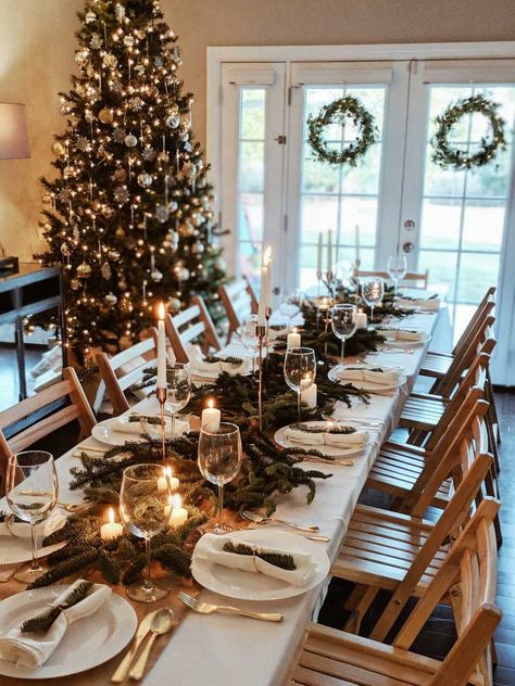 Large Christmas Dinner Table, Green Table Settings Christmas, Forest Christmas Table Decor, Christmas Table For 12 People, Modern Holiday Tablescapes, Christmas Dinner Display, Candlelight Christmas Dinner, Large Christmas Table Settings, Fancy Christmas Dinner Table