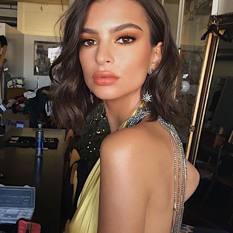 Emily Ratajkowski's low-key approach to red carpet beauty is very on trend and follows a host of celebs (read: Kate Upton, Ciara and even Michelle Obama) who debuted this look. Yellow Wedding Dress, Romantic Makeup, Monica Bellucci, Dress Makeup, Emily Ratajkowski, Jessica Chastain, Maquillaje Natural, Celebrity Makeup, Smokey Eye Makeup