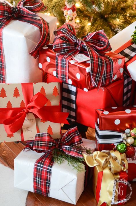 10 VERY BEST GIFT WRAPPING TIPS Wrapping Tips, Christmas Ideas For Boyfriend, Wrapped Presents, Gift Wrapping Ideas, Gift Wrapping Inspiration, Unique Gift Wrapping, Present Christmas, Creative Gift Wrapping, Gift Giver