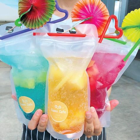 📸: @daiki_gram_66 . #dailybobafeed #boba #bobalove #bobalife #tapioca #newforkcity #milktea #milkteatime #milkteaaddict #milktealover #bubbleteaaddict #dailyfoodfeed #thealley #fruitdrinks Tea Store Design, Drink Delivery, Frozen Food Packaging, Bartender Drinks, Kids Juice, Food Experiments, Fruit Smoothie Recipes Healthy, Food Business Ideas, Food Truck Business