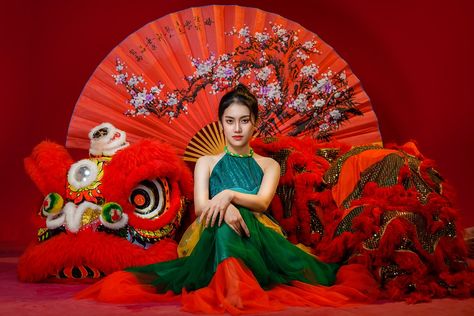 Dragon Poses, Green Woman, Showing Respect, Chinese Decor, Chinese New Year Decorations, Journey To The West, Cultural Identity, Chinese Wedding, Year Of The Dragon