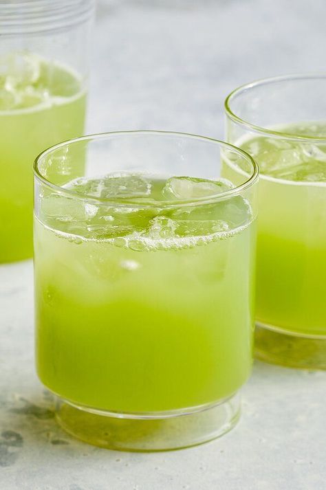 Low Sugar Drinks, Fresh Cucumber, Cucumber Juice, Lemon Drink, Brown Spots Removal, Cucumber Recipes, Flavored Water, Drinks Alcohol Recipes, Non Alcoholic Drinks