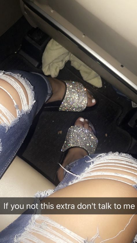 Sandle Outfits Jeans, Sparkly Chanclas Outfit, Fluffy Slides Outfit, Sparkly Chanclas Outfit Latina, Glitter Chanclas, Sparkly Chanclas, Baddie Slides, Fur Slides Outfit, Glitter Slides