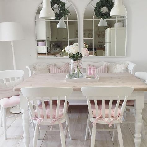 White Table Pink Chairs, Light Pink Dining Room, Kawaii Dining Room, Coquette Dining Room, Girly Dining Room, Cute Dining Table, Cute Dining Room, Decorating My First Apartment, Small Dining Room Decor