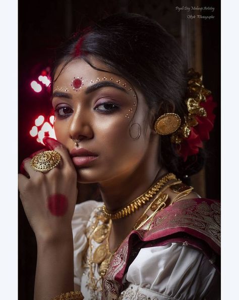 Bengoli Photoshoot Pose, Ethnic Makeup Indian, Khol Eyes, Himachal Culture, Bengali Makeup, Tamil Makeup, Ethnic Makeup, Indian Makeup Looks, Back Photography