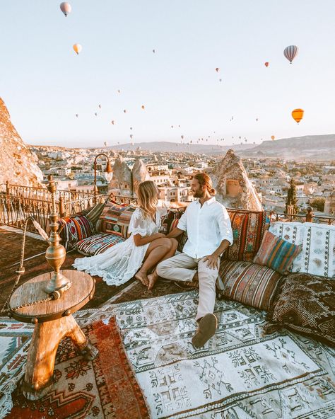 ✨Dreamlike state of mind in beautiful #cappadocia 🎈 . Guess who slept through their alarm ⏰ on this morning!? 😂 we woke up with a start at 7:20am & by 7:26am this was us!! . Shooting never goes perfectly {even if you do wake up at the right time} the weather doesn’t cooperate or you’re not feeling it, or there are a million other tourists in your shot ~ you just have to PERSEVERE 💪🏽 . We love you @kozacavehotel 🥰 . #kapadokya #goreme #göreme #cappadociaturkey #travelblogger #bucketlist #buc Luxe Travel, Boho Travel, Boho Inspo, Boho Life, Bohemian Aesthetic, Hippie Girl, Boho Aesthetic, Hippie Art, Hippie Outfits