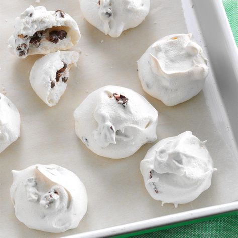 Surprise Meringues School Cookies Recipe, Vanilla Meringue Cookies, Forgotten Cookies, Surprise Cookie, French Cookies, Classic Cookies Recipes, Meringue Recipe, Meringue Cookies, Classic Cookies