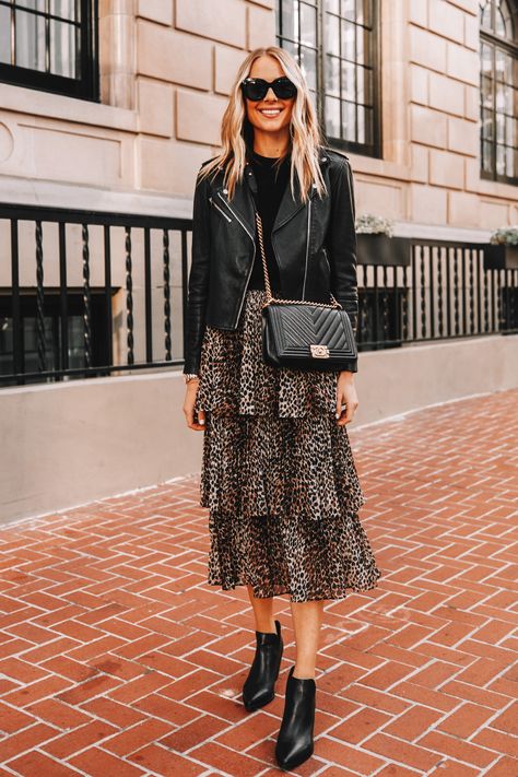 How To Style Leather Jackets - Cleo Madison Svarta Outfits, Ruffle Skirt Outfit, Outfit Leather Jacket, Black Leather Jacket Outfit, Jeans Girl, Stylish Fall Outfits, Tiered Midi Skirt, Fashion Jackson, Leopard Skirt