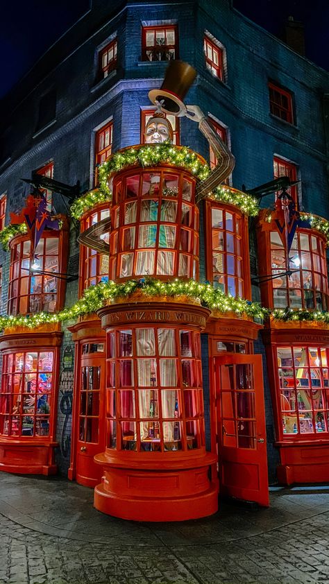 Diagon Alley Christmas, Diagon Alley Minecraft, Diagon Alley Wallpaper, Diagon Alley Aesthetic, Diagon Alley Shops, Fantastic Beasts Book, Cities Painting, Harry Potter Diagon Alley, Hogwarts Christmas