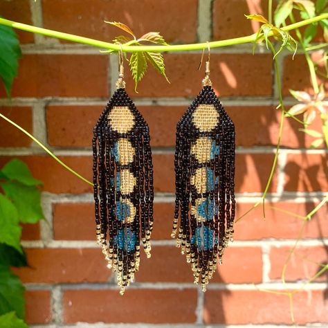 Moon Phases Beaded Earrings, Beaded Moon Earrings, Beaded Moon, Seed Bead Jewelry Patterns, Diy Jewelry Earrings, Holiday Beading, Earrings Tutorial, Beaded Earrings Tutorials, Beaded Earrings Diy