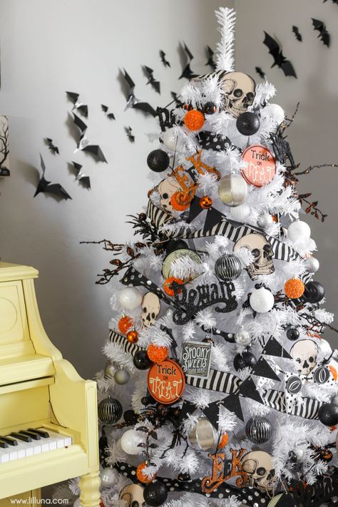 Diy Halloween Tree, Halloween Tree Decorations, Halloween Christmas Tree, Halloween Decorations To Make, Halloween Decor Diy, Casa Halloween, Diy Halloween Decor, Halloween Tree, Easy Diy Halloween