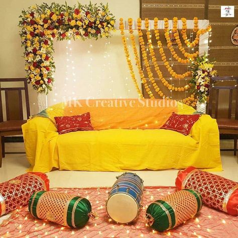 Mayoun Decor Home, Mayoon Decorations At Home, Simple Pakistani Mehndi, Dholki Decor Home, Mehndi Decor At Home, Mehndi Decoration Ideas At Home, Dholki Decor, Mehndi Stage Decor, Mehndi Stage