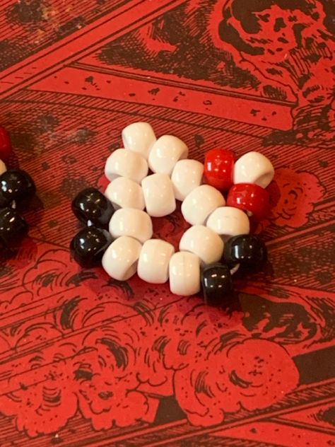 Sanrio Pony Bead Bracelets, Rat Kandi Pattern, Red And Black Kandi, Small Kandi Ideas, Kandi Strawberry, Single Kandi Ideas, Easy Kandi, Kandi Crown, Kandi Tut