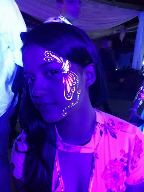 Neon Facepainting, Neon Face Painting, Glow In The Dark Makeup, Glow Face Paint, Uv Face Paint, Neon Face Paint, Uv Photography, Uv Makeup, Uv Paint