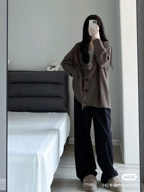 Introvert Outfits, Comfy Korean Outfits, Chinese Douyin, Korean Fashion Grunge, Simple Streetwear, Ootd Korean, Trendy Tiktok, Rockstar Girlfriend, Night Out Party