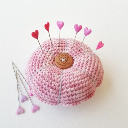 Pincushion Crochet Pincushion, Pin Cushions Patterns, Crochet Cover Up, Fun Crochet Projects, Pin Cushion, Yarn Needle, Yarn Crafts, Crochet Designs, Crochet Yarn