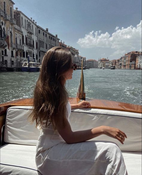 @livia_auer on instagram Venice Boat, Prague Photos, Venice Photography, Venice Photos, Rome Photo, Florence Travel, Best Friend Pictures Tumblr, Summer Picture Poses, Photo Recreation