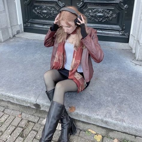 downtown girl headphones outfit inspo Downtown Girl Aesthetic Pfp, Down Town Girl Outfits Ideas, Autumn Downtown Girl Outfits, Y2k Downtown Girl Outfits, Fall Downtown Girl Outfits, Coquette Downtown Girl Outfits, Downtown Girl Instagram, Downtown Girl Fashion, Downtown Outfits Night