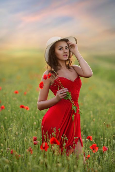 Hermosa mujer joven en vestido rojo y sombrero blanco camina por el campo con amapolas Foto gratis Flower Photoshoot, Outdoor Portraits, Photography Poses Women, Shooting Photo, Photography Women, Fotografi Potret, Photoshoot Poses, Model Poses, Beautiful Woman