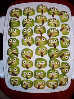 frog apple snacks...for Fathers Day frog hunt? Frog Snacks, Lunch Box Meals, Nutritional Meals, Frog Food, Ideas For Lunch, Meals For Kids, Apple Snacks, Healthy School Snacks, Yoga Kids