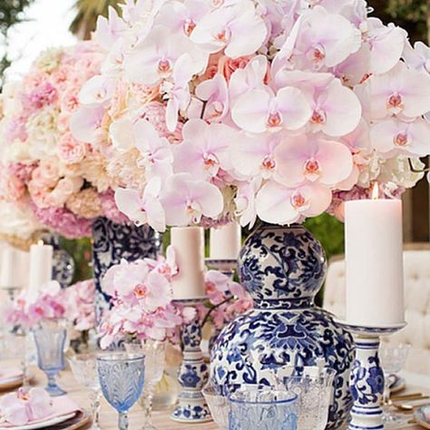 Inspiration by @alianaevents @celiosdesign and @casadeperrin : @oohaahinvitations Blue And White Dishes, Blue And White Vases, Tafel Decor, Blue White Decor, Beautiful Table Settings, Decoration Photo, Breathtaking Wedding, White Dishes, Pink Garden