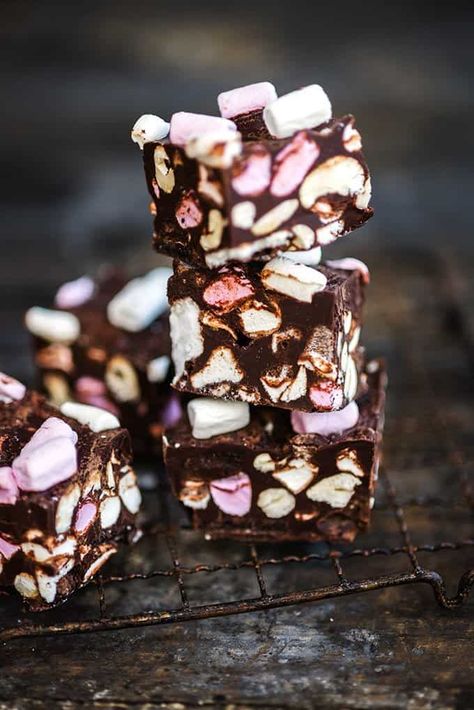 Best Rocky Road Recipe, Caramel Candies Recipe, Rocky Road Bars, Rocky Road Cookies, Chocolate Easter Cake, Rocky Road Recipe, Fridge Cake, Peanut Butter Desserts, Easy No Bake