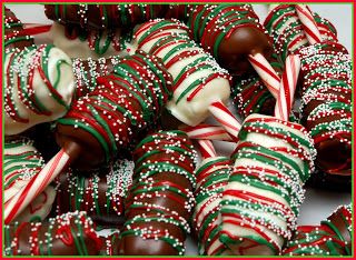 Hugs & CookiesXOXO: CHOCOLATE DIPPED MARSHMALLOWS ON CANDY CANES!!!! Dipped Marshmallows, Covered Marshmallows, Chocolate Dipped Marshmallows, Marshmallow Dip, Chocolate Covered Marshmallows, Peppermint Sticks, Marshmallow Pops, Chocolate Marshmallows, Christmas Sweets