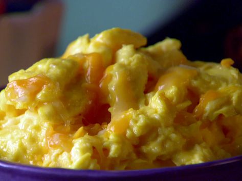 Gilmore Girls Cheesy Scrambled Eggs Recipe | HungryForever Food Blog Cheesy Egg Recipes, Oven Scrambled Eggs, Cheesy Scrambled Eggs, Eggs And Cheese, Sunny Anderson, Keju Cheddar, Scrambled Eggs Recipe, Cheesy Eggs, Eggs Breakfast