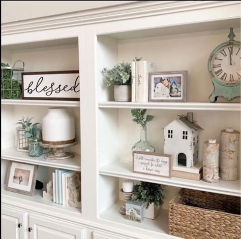 Diy Farmhouse Shelves, Diy Farmhouse Decoration, Shelf Decor Living Room, Cool Bookshelves, Decorating Bookshelves, Bookshelves In Living Room, Bookcase Styling, Bookcase Decor, Farmhouse Shelves