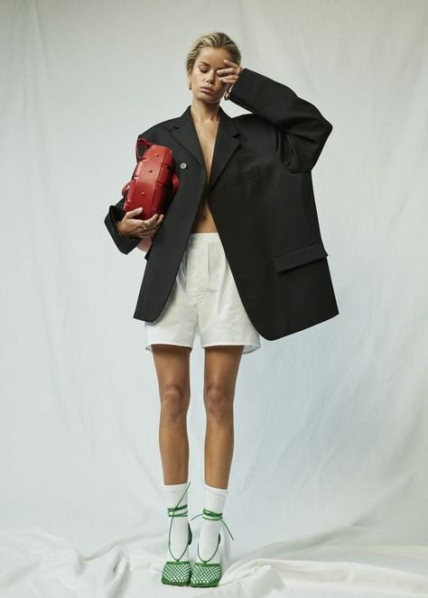 Frida Aasen, Inspiration Photoshoot, Model Test, Red Bag, Mode Inspo, Photoshoot Inspiration, Fashion Photoshoot, Looks Style, Fashion Shoot