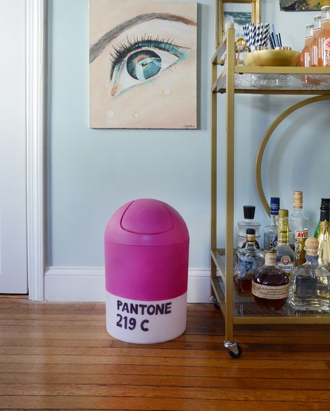 DIY PANTONE Trash Can Funky Trash Can, Bedroom Trash Can, Painted Trash Cans, Wall Faucet, Paint Stir Sticks, Diy Simple, Hidden Kitchen, Recycle Trash, Easy Craft Projects