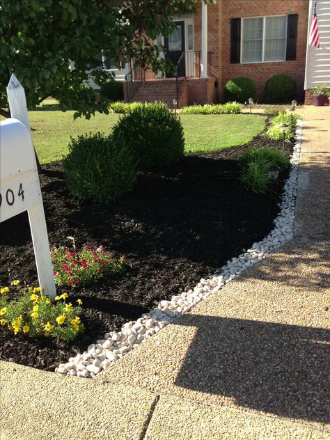 Black mulch and river rocks   I LOVE this look for the sidewalk~ Cheap Landscaping, Mailbox Landscaping, Rock Landscape, Mulch Landscaping, River Rock Landscaping, Small Yards, Rock Landscaping, Front Yards, Easy Landscaping