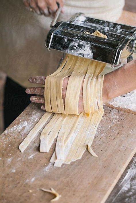 Photo Homemade Fettuccine, Ingredients Photography, Make Your Own Pasta, Mambo Italiano, Pasta Casera, Best Italian Restaurants, Pasta Bar, Italian Restaurants, Making Pasta