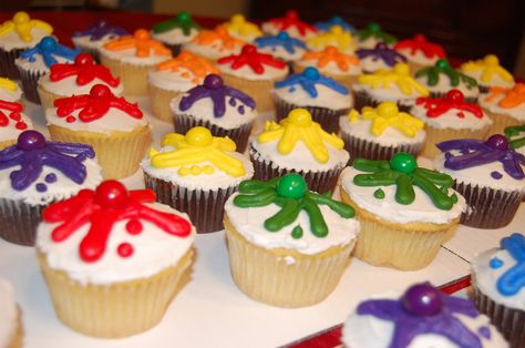 Paintball cupcakes - with bubblegum balls Paint Splatter Cupcakes, Splatter Cupcakes, Paintball Cupcakes, Paintball Party Ideas, Paintball Cake, Splatoon Party, Paintball Birthday Party, Nerf Cake, Paintball Birthday