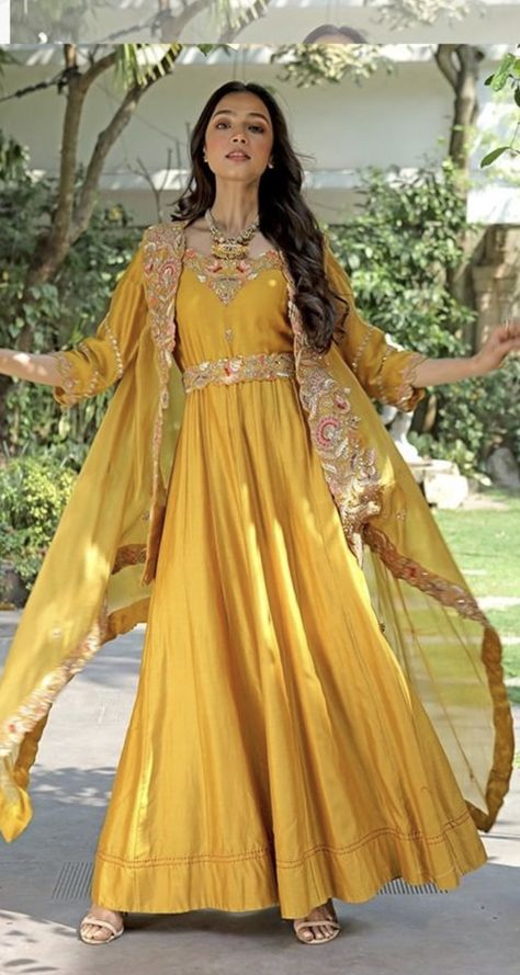 Yellow Shrug Outfit, Designer Yellow Dress For Haldi Function, Yellow Dresses For Haldi, Yellow Indo Western Outfits, Yellow Suit For Haldi Function, Lengha Pattern, Yellow Outfit For Haldi Function, Lehenga Designs Simple Latest, Yellow Dress For Haldi