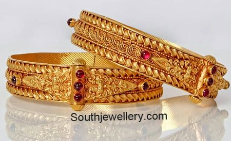 Traditional Antique Gold Broad Bangles Gold Broad Bangles, Bangles Jewelry Designs Gold, Jewelry Designs Gold, Puja Ghar, Antique Necklace Gold, Plain Gold Bangles, Latest Jewellery Designs, Kada Bangles, Gold Kada